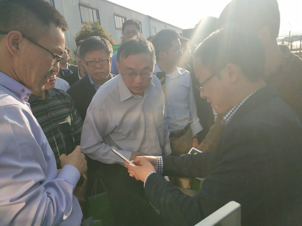 王主任通过手机端查看智能虫情测报灯虫情监测图像及预警数据