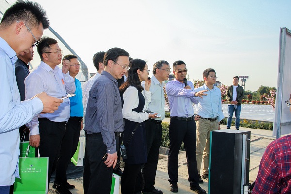 王主任一行关注托普云农智能标准化产品：棚联网2