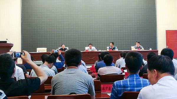 会议现场，崔增团做重要讲话