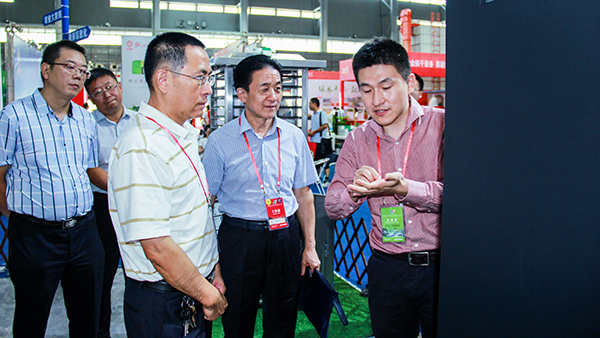 安徽省植保总站副站长曹明坤、副站长李钢一行听取病虫害监测预警平台详细介绍