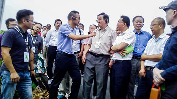 托普云农陈渝阳董事长陪同刘天金主任、陈宗懋院士参观现场