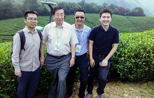 陈宗懋院士、陈渝阳董事长、陈曦经理在茶园杀虫灯面前合影