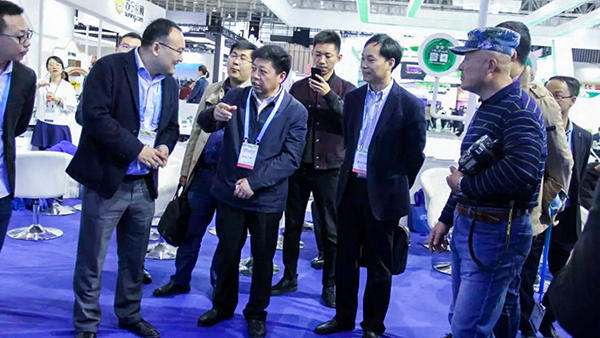 江苏省淮安市肖进方副市长一行、山西省农牧业信息中心冯耀斌主任莅临展位。