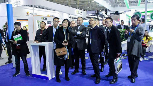 江苏省淮安市肖进方副市长一行、山西省农牧业信息中心冯耀斌主任莅临展位。