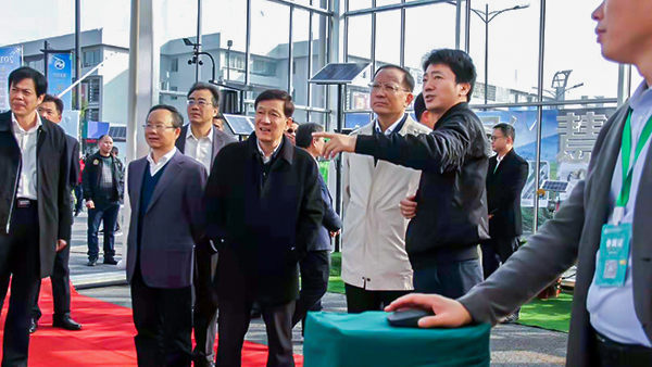 浙江省人大常委会副主任、省总工会主席史济锡详细询问省农业信息化建设情况