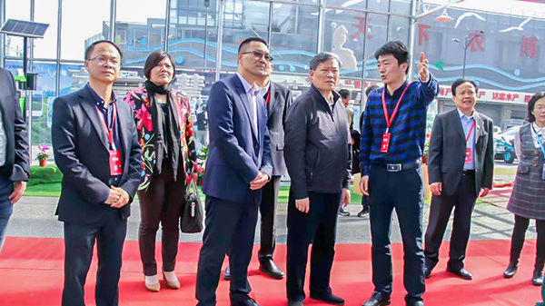 浙江省政协副主席、党组副书记孙景淼莅临展位听取浙江省数字农业系统介绍汇报