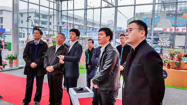 浙江省政协副主席、党组成员黄旭明莅临展位听取浙江省数字农业系统介绍汇报